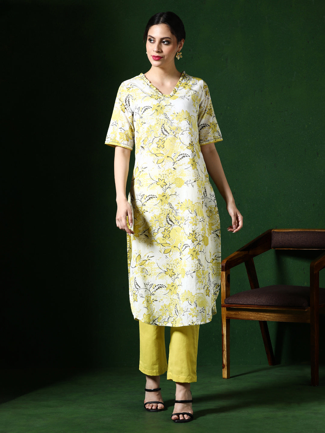 Floral Embroidered Straight Pure Cotton Kurta & Trousers Sets