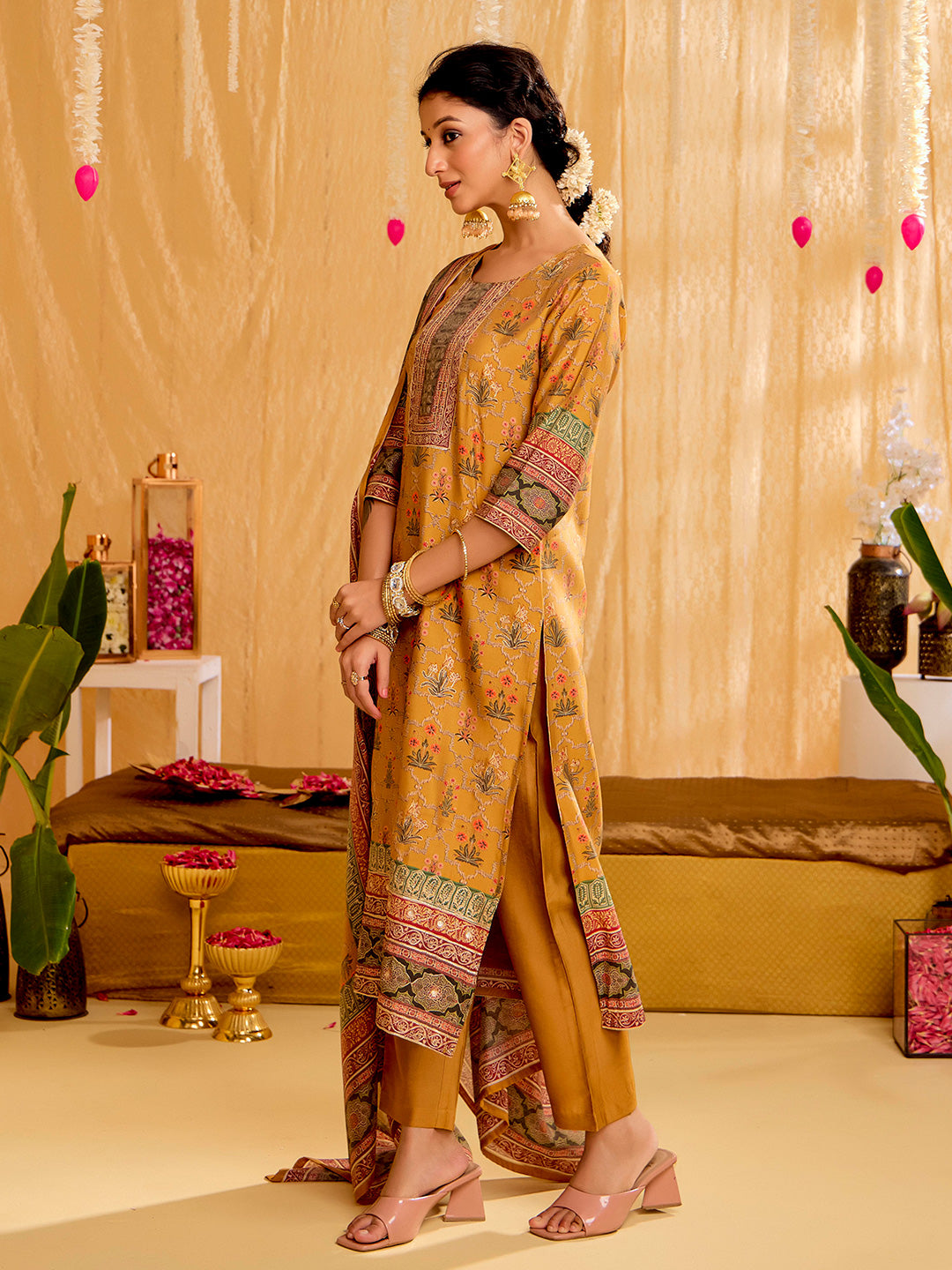 Ethnic Motifs Embroidered Straight Cotton Blend Kurta & Trousers Sets