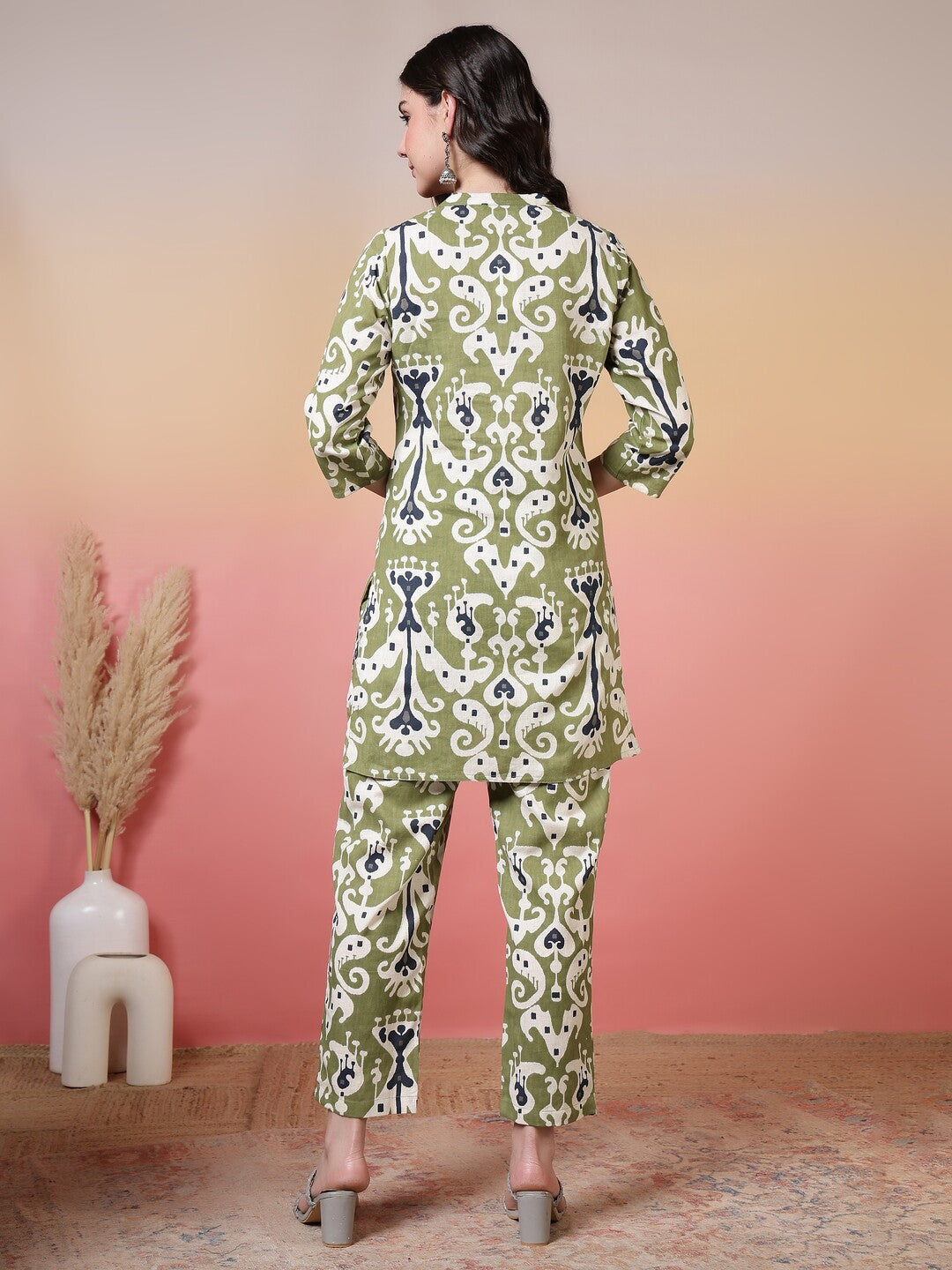 Floral Printed Straight Kurta & Trousers Sets