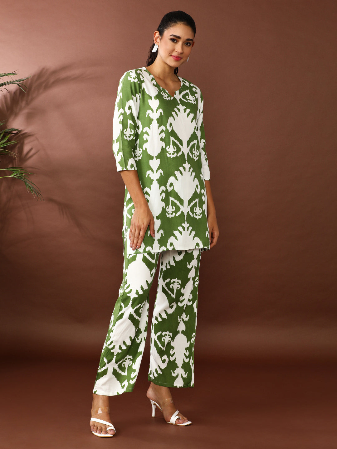 Floral Printed Straight Kurta & Trousers Sets