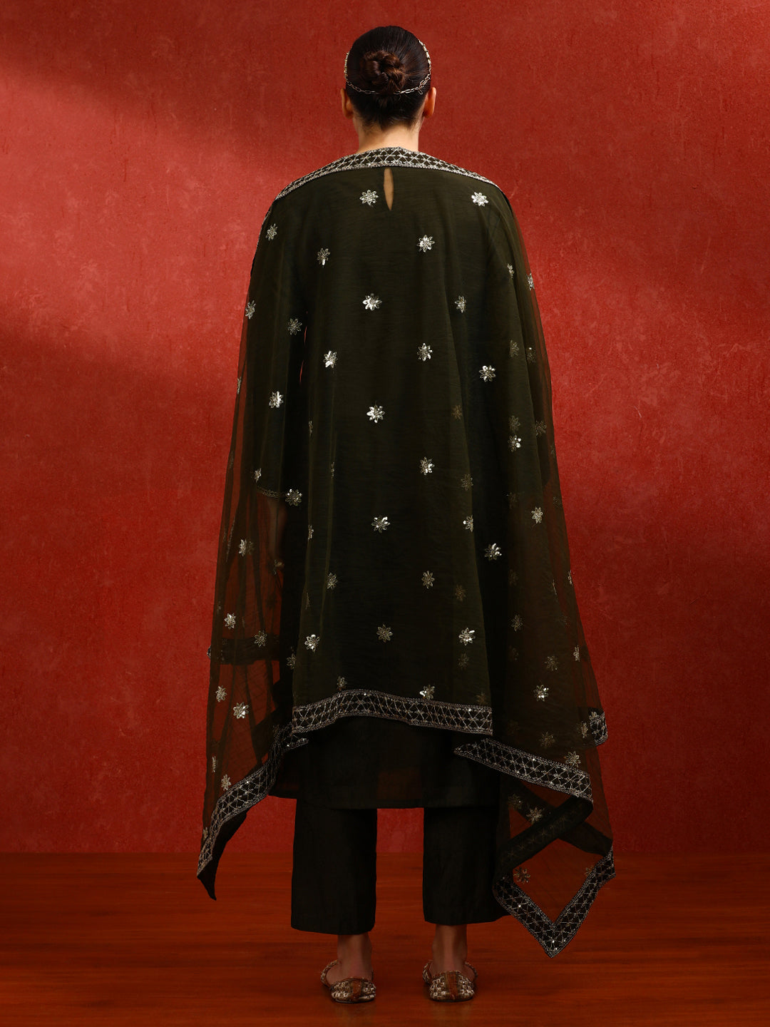 Embroidered Silk Blend Ethnic Motifs Kurta Sets With Net Dupatta