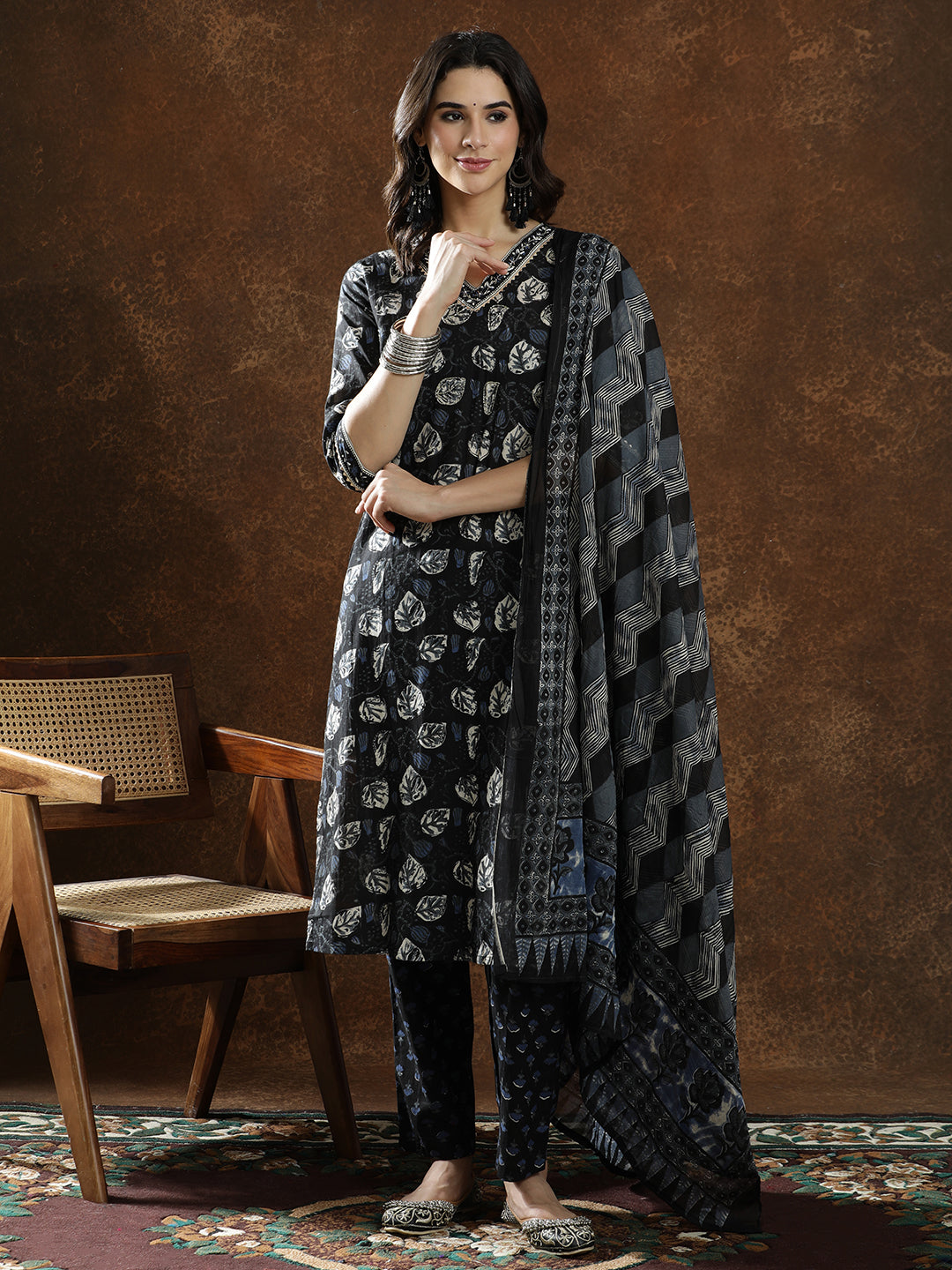 Floral Embroidered Straight Pure Cotton Kurta & Trousers Sets