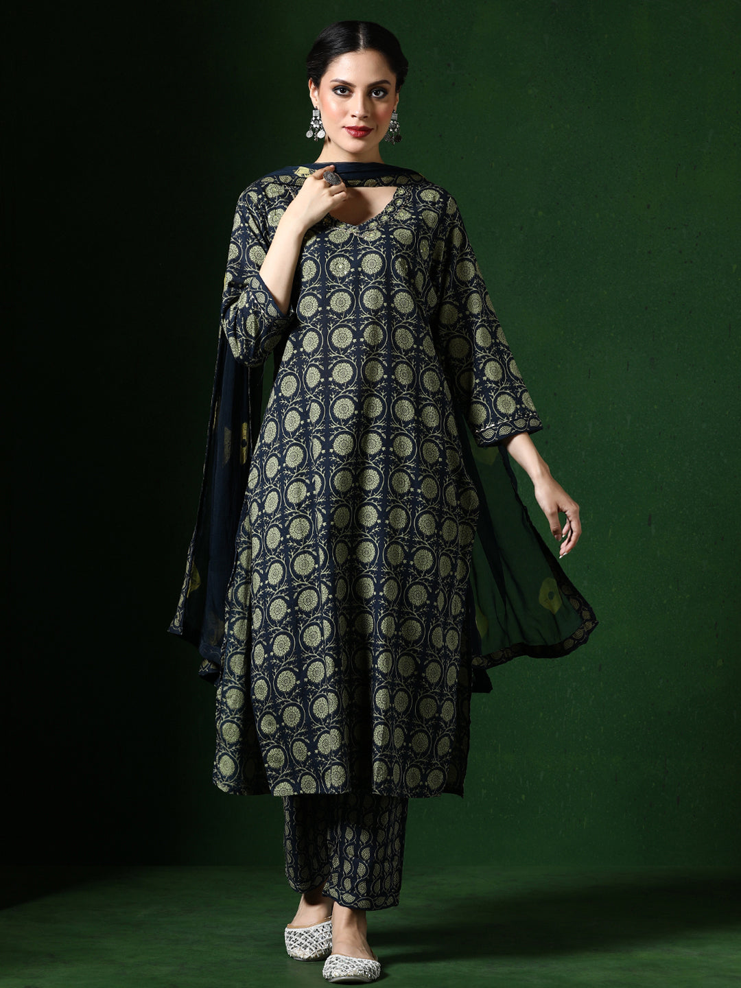 Floral Embroidered Straight Pure Cotton Kurta & Trousers Sets