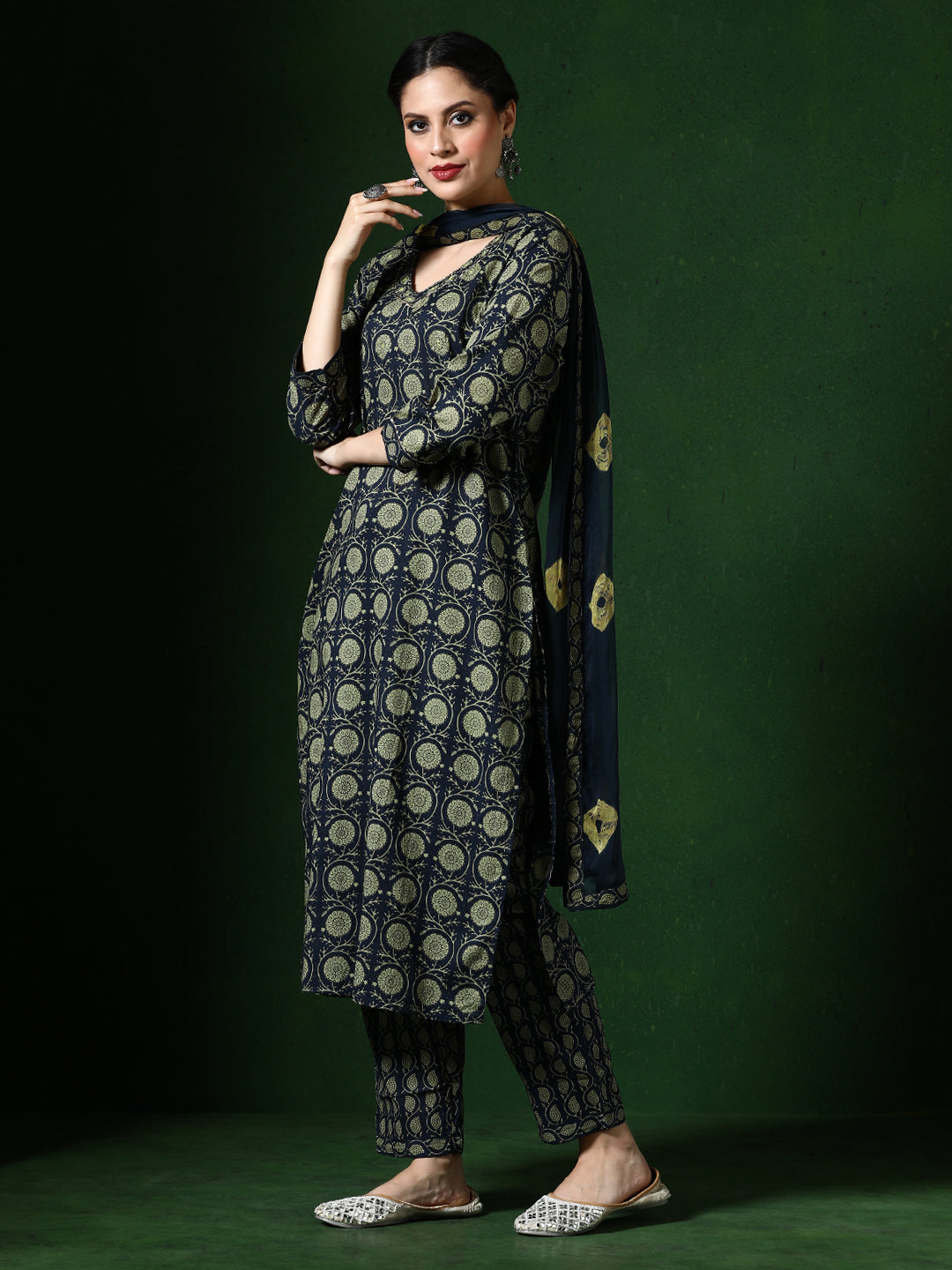 Floral Embroidered Straight Pure Cotton Kurta & Trousers Sets