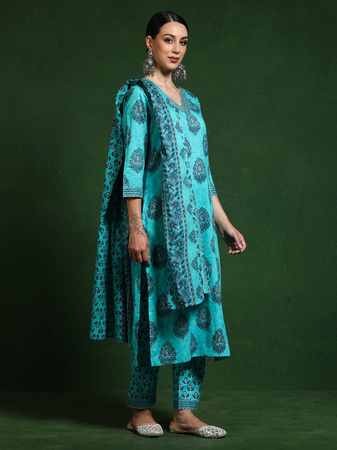 Floral Embroidered Straight Pure Cotton Kurta & Trousers Sets