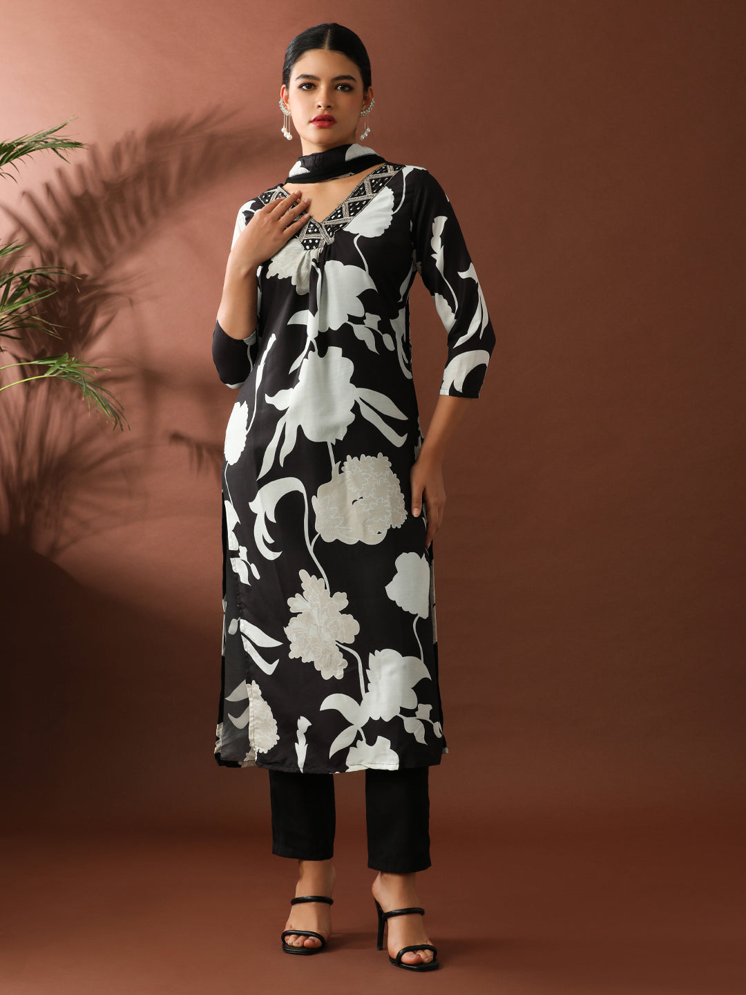 Floral Embroidered Straight Pure Cotton Kurta & Trousers Sets