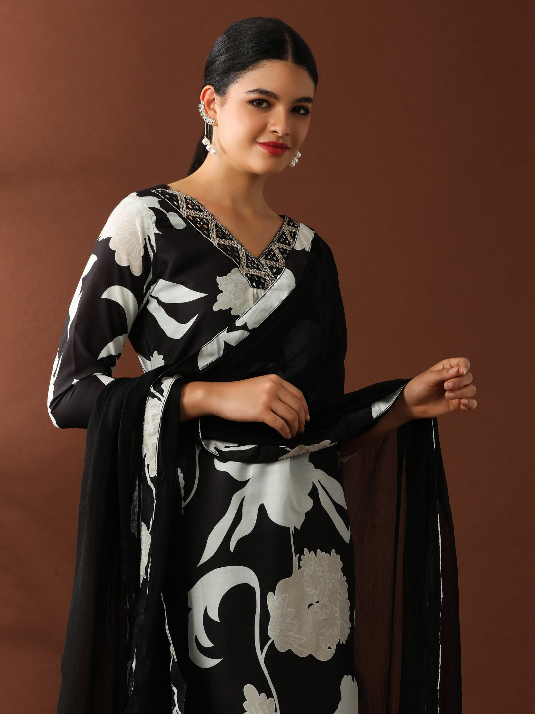 Floral Embroidered Straight Pure Cotton Kurta & Trousers Sets