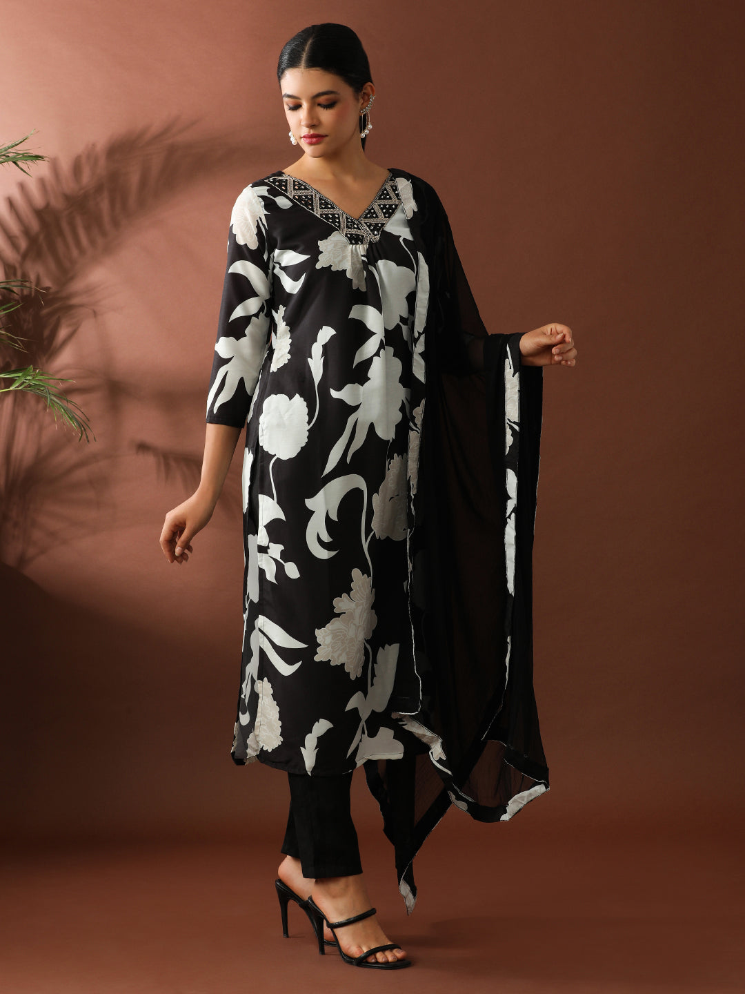 Floral Embroidered Straight Pure Cotton Kurta & Trousers Sets