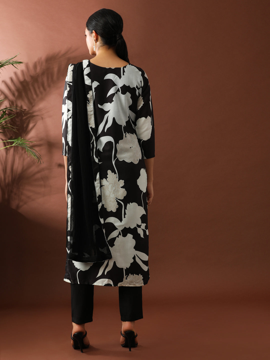 Floral Embroidered Straight Pure Cotton Kurta & Trousers Sets