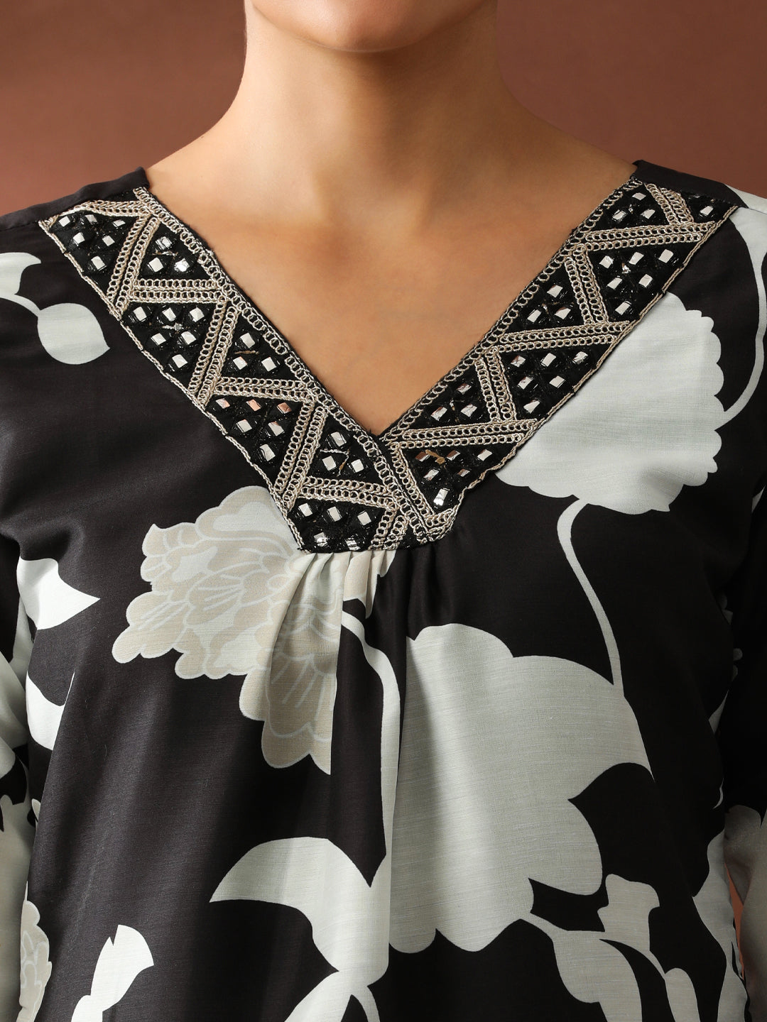 Floral Embroidered Straight Pure Cotton Kurta & Trousers Sets