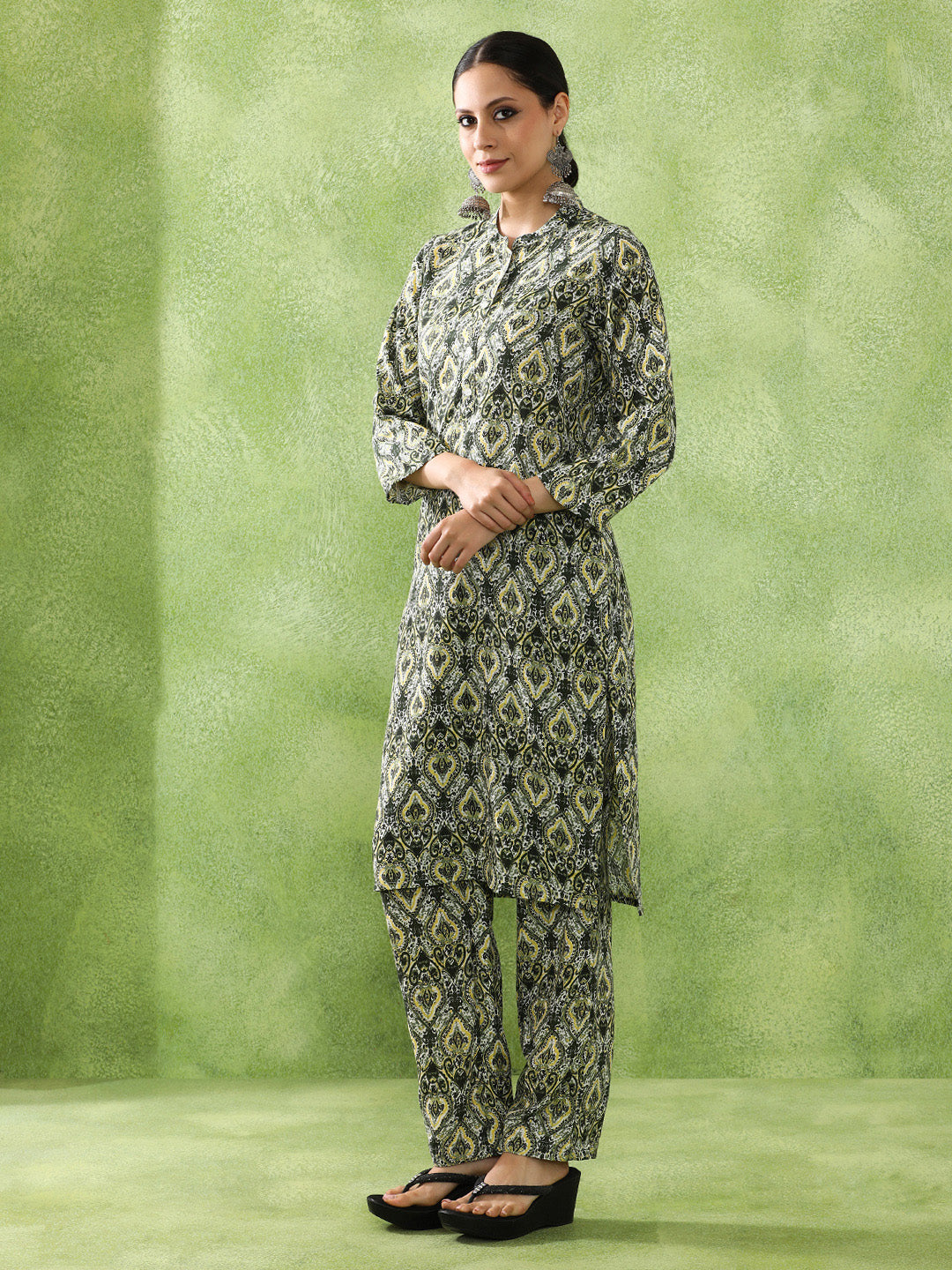 Floral Printed Straight Kurta & Trousers Sets