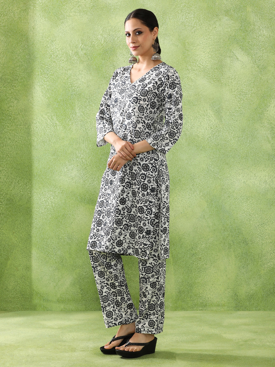 Floral Printed Straight Kurta & Trousers Sets