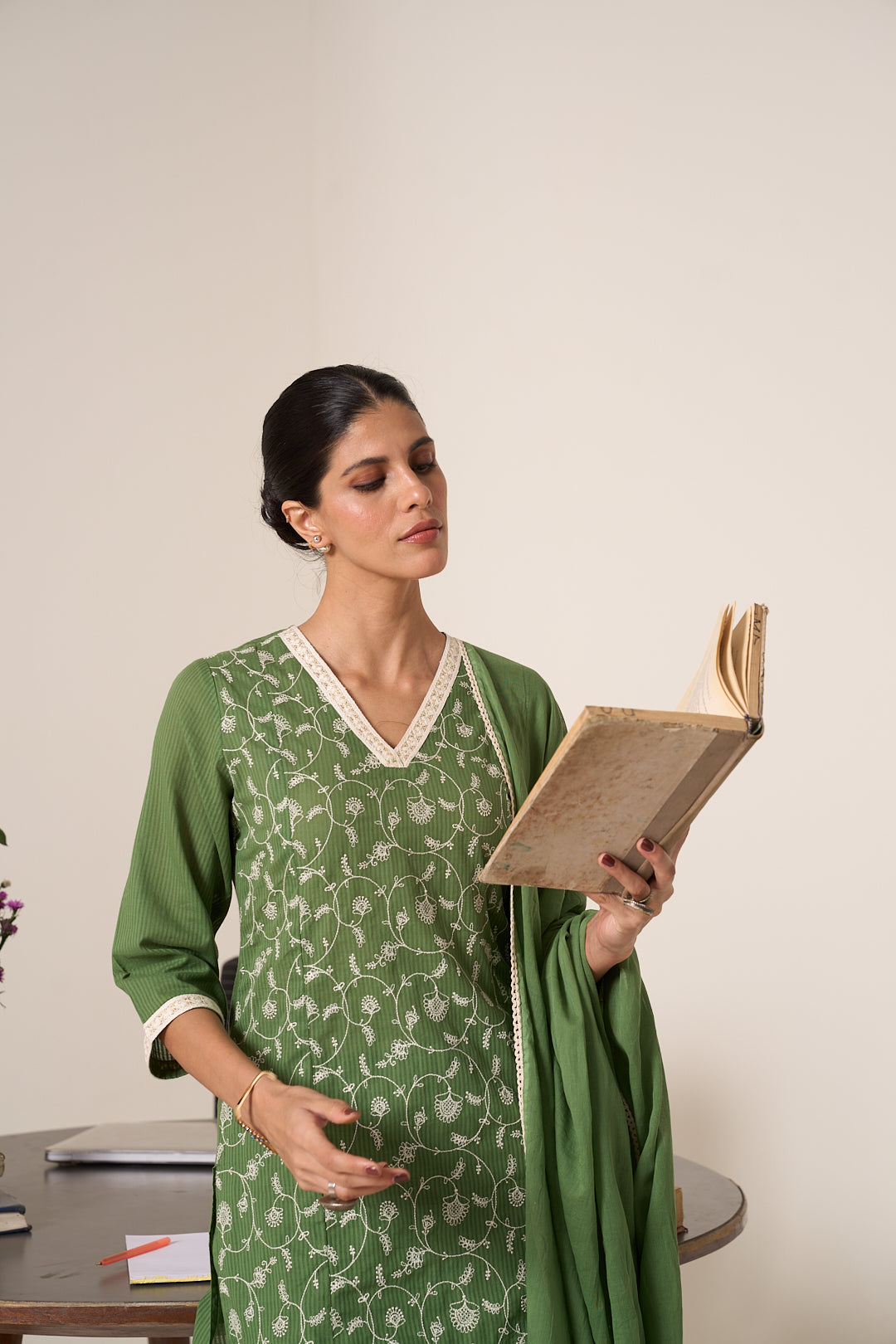 Floral Embroidered Straight Pure Cotton Kurta & Trousers Sets