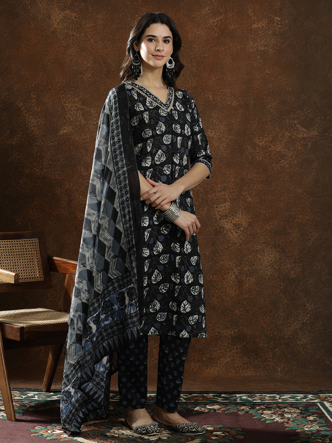 Floral Embroidered Straight Pure Cotton Kurta & Trousers Sets