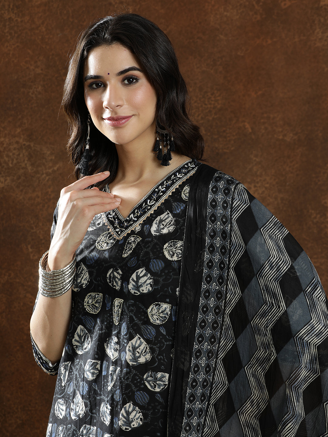 Floral Embroidered Straight Pure Cotton Kurta & Trousers Sets